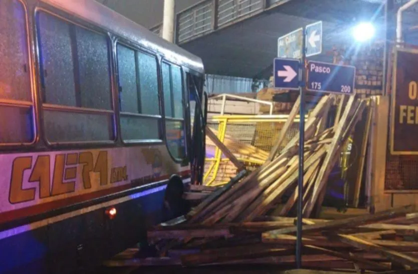 Colectivo incrustado en un maderera by POLICÍA