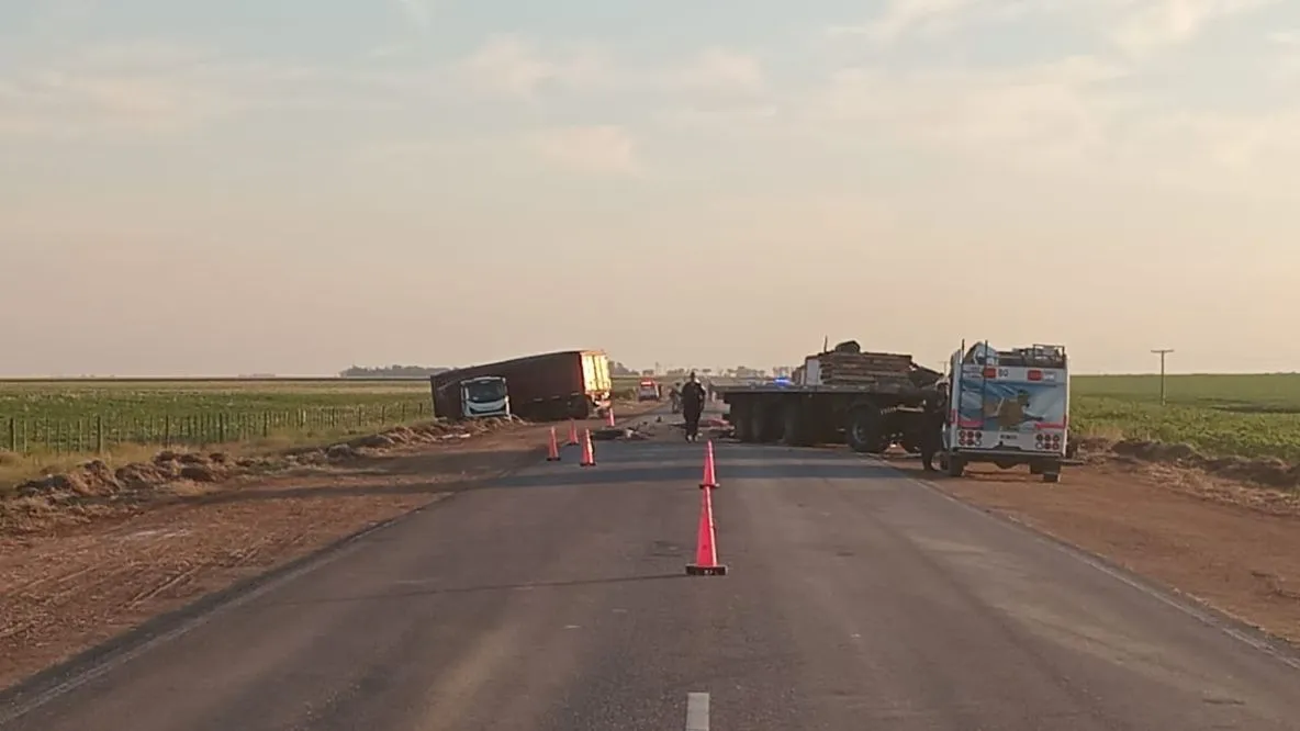 Accidente de camiones ruta 4 Policia Cba