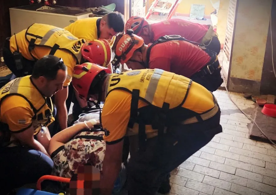 Mujer rescatada en cámara séptica de Nueva Italia (Policía)