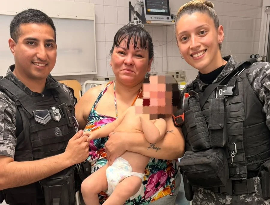 policías salvan a bebé