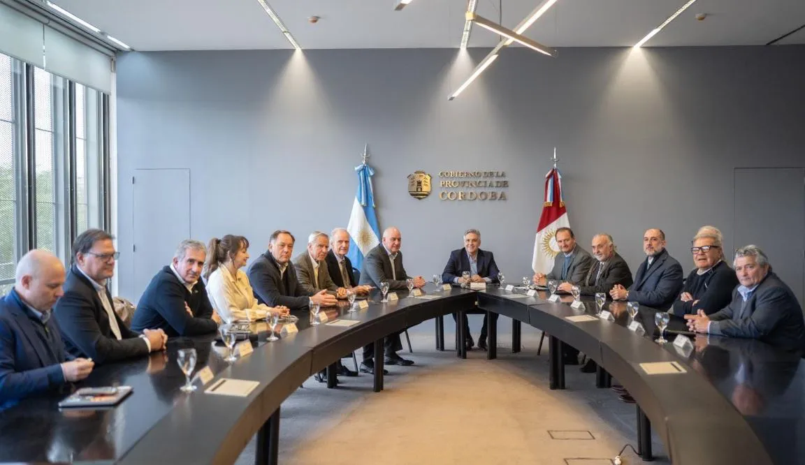Llaryora con el G6 prensa.cba
