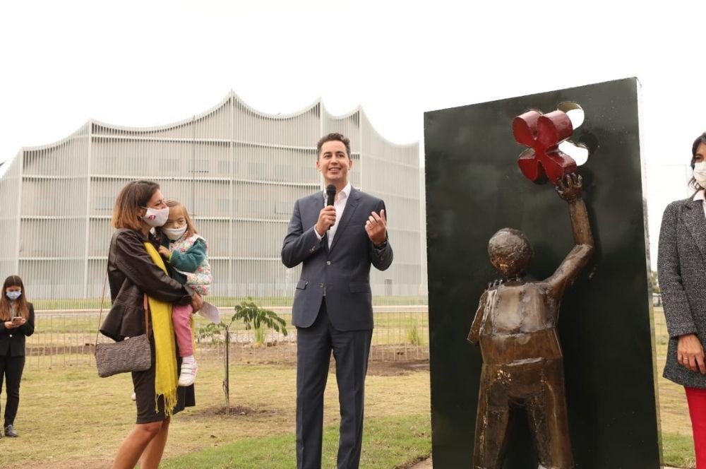Manuel Calvo inaugura escultura por la dignidad y los derechos de las personas con Sindrome de Down