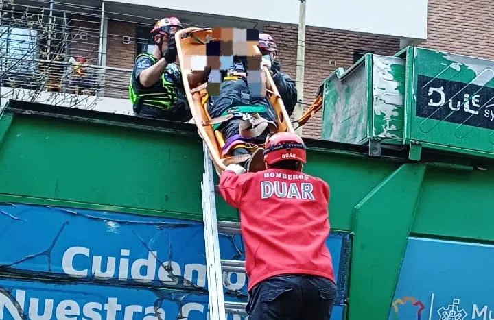 Dormía en un contenedor de residuos: se salvó de ser compactado en un camión thumbnail