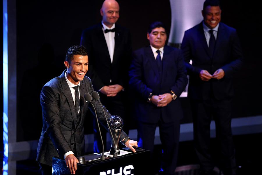 ronaldo_maradona_de_fondo