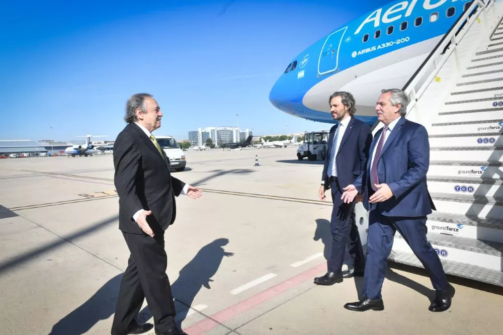 Alberto llega a España by Télam