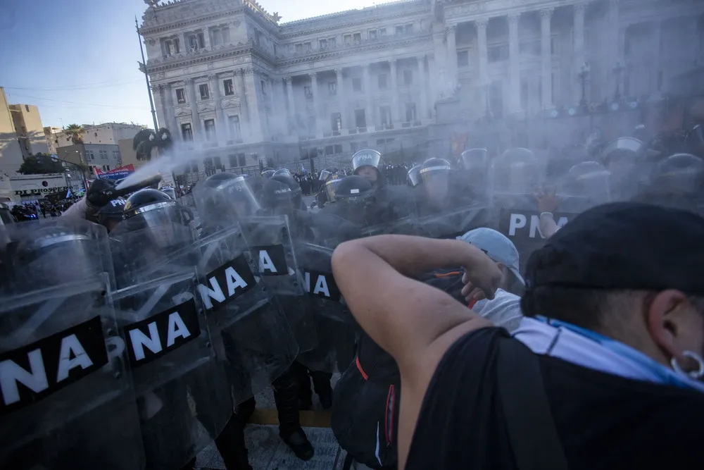 Represión a una nueva marcha de jubilados (NA)