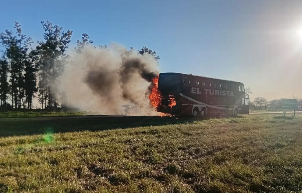 Colectivo incendiado 2 LNM