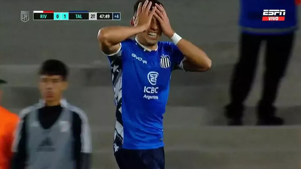 Diego Ortegoza festeja el gol contra River