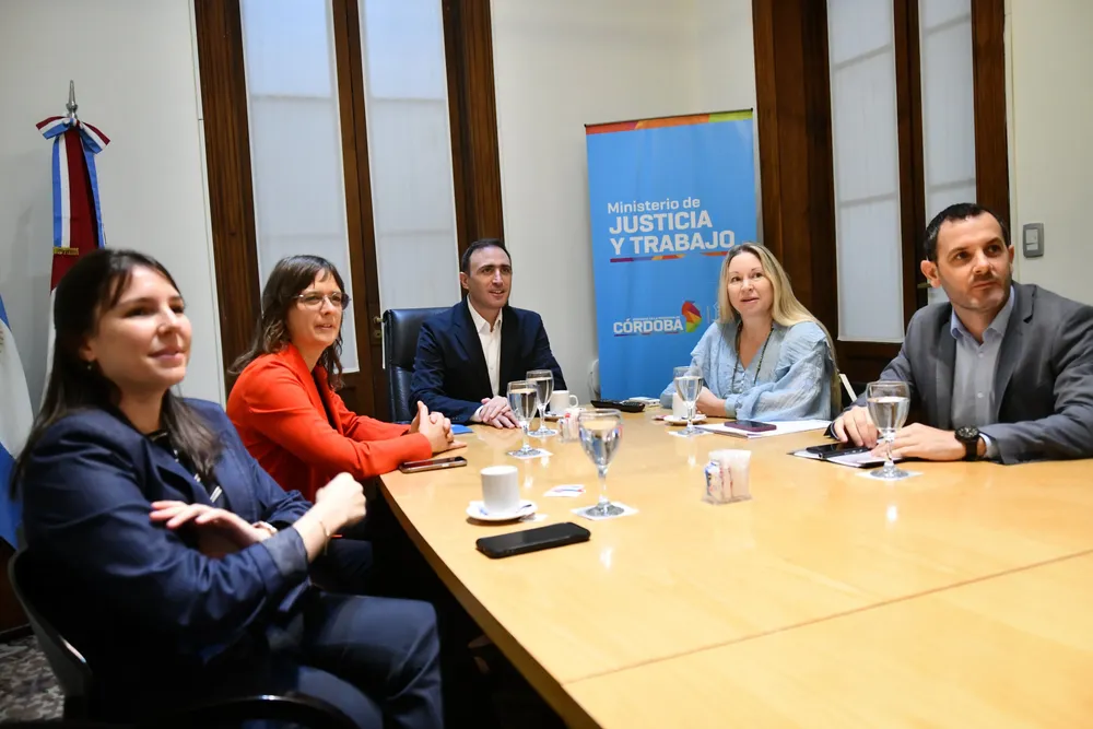 Reunión de Julián López con legisladoras por Ficha Limpia (X de Brenda Austin)