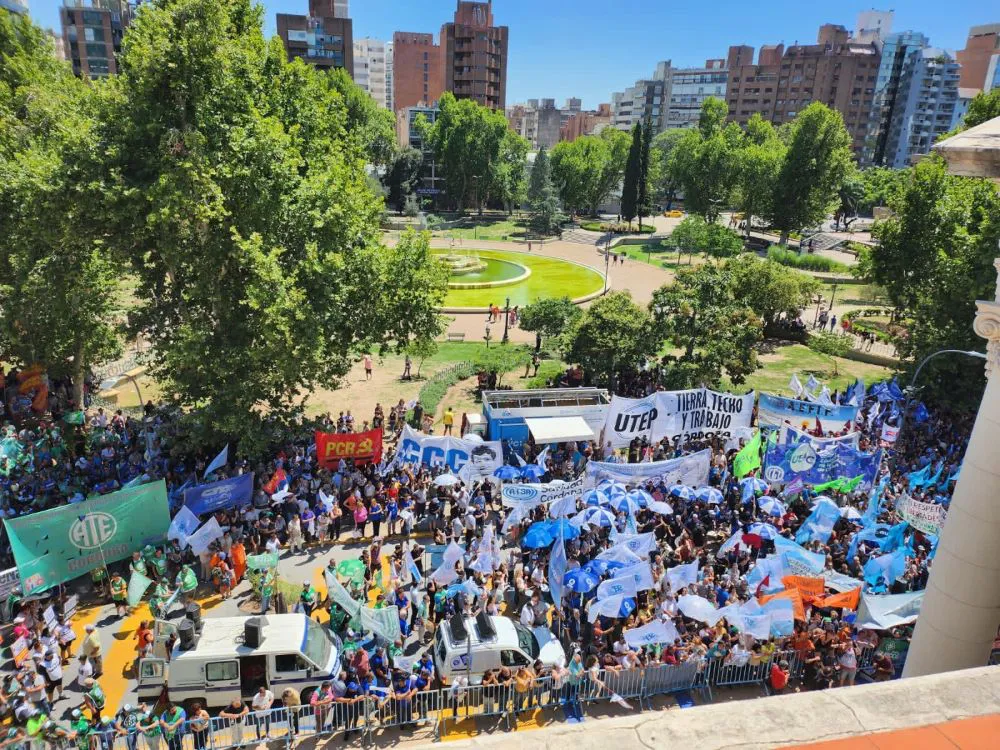 MOVILIZACIÓN DE LA CGT EN cBA gentileza