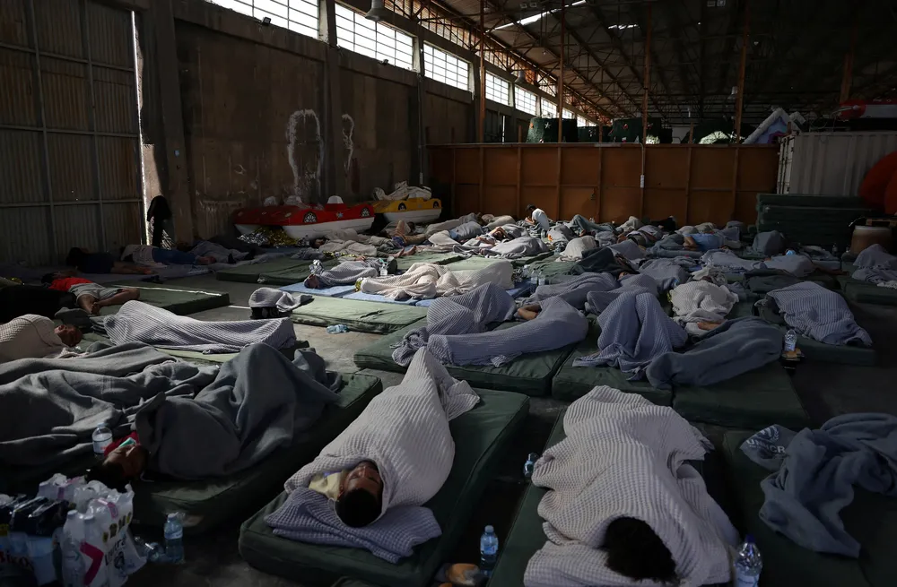Migrantes rescatados descansan en refugio de Grecia (Reuters . NA)