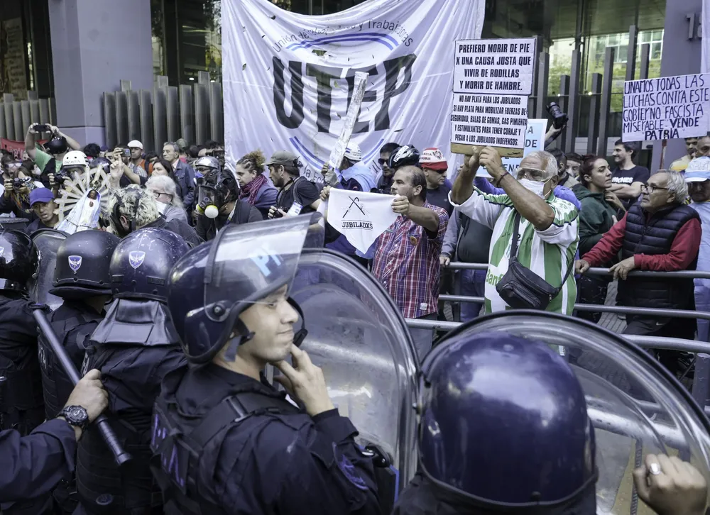 Marcha de Jubilados frente al Congreso (NA) 2