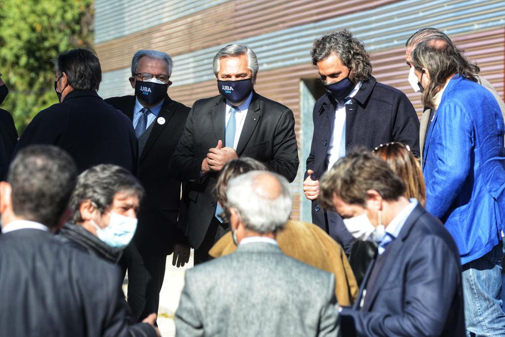 Alberto Fernández e intergantes Gabinete desde el Centro de Protonterapia 11 06 2021