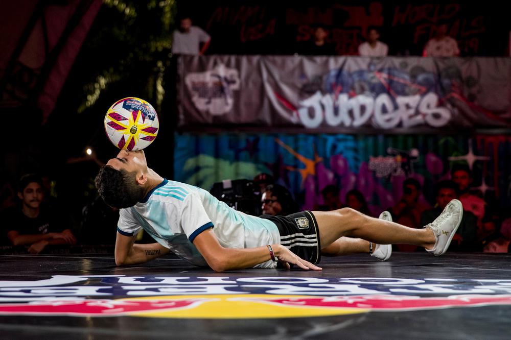 Nicolas Agustinoy - futbol freestyle - Samo Vidic/Red Bull Content Pool