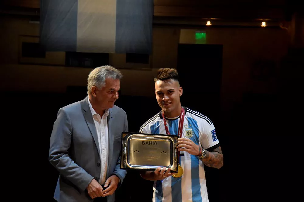 Lautaro Msrtínez homenaje by Télam
