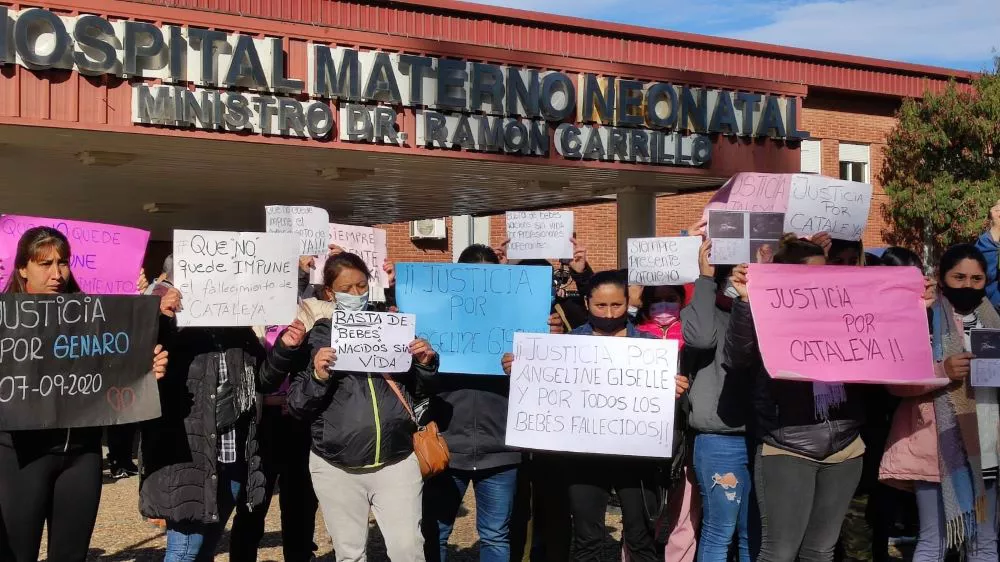 reclamo familiares bebés fallecidos Neonatal by Miriam Campos