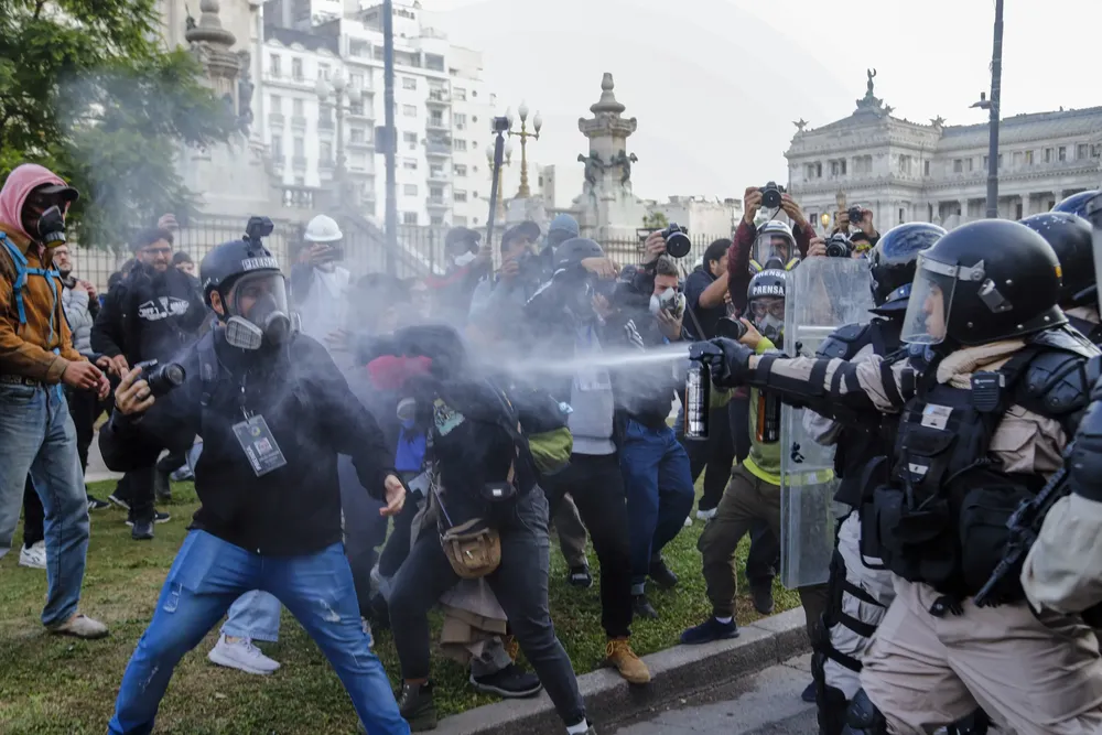 Represión a jubilados frente al Congreso (NA) 6