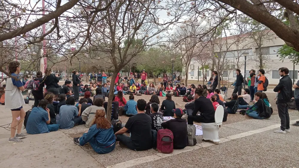 Asamblea de la Facultad de Artes de la UNC (gentileza)