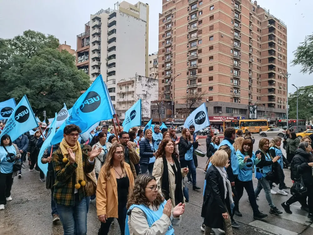 Marcha de gremios estatales al Apross (Miriam Campos LNM) 3