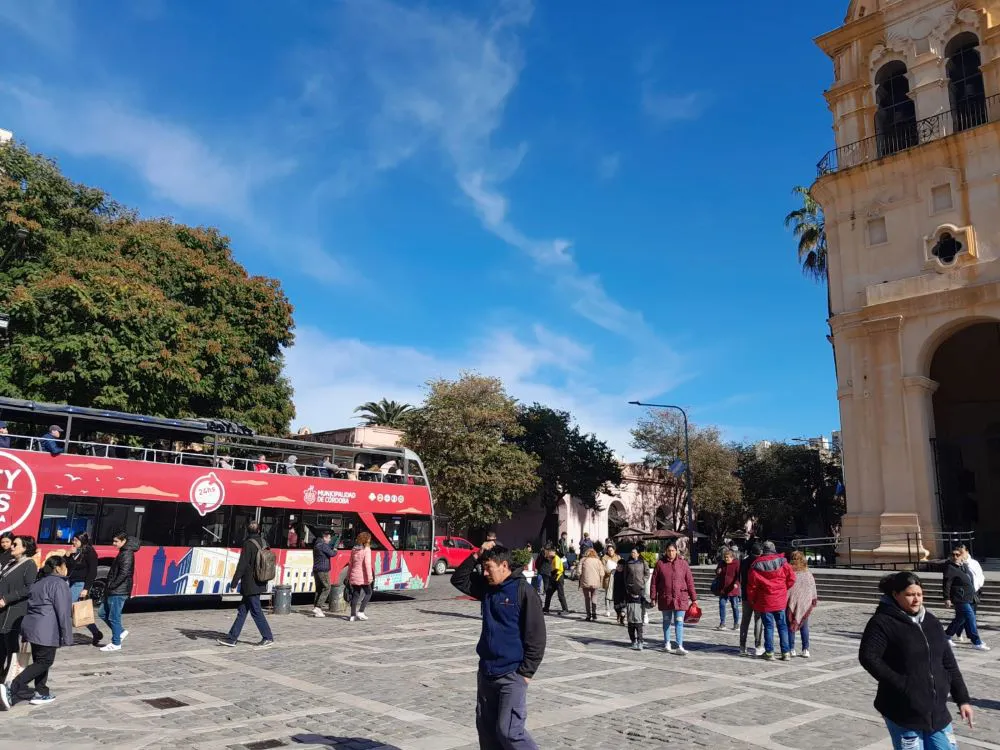 Algo nublado