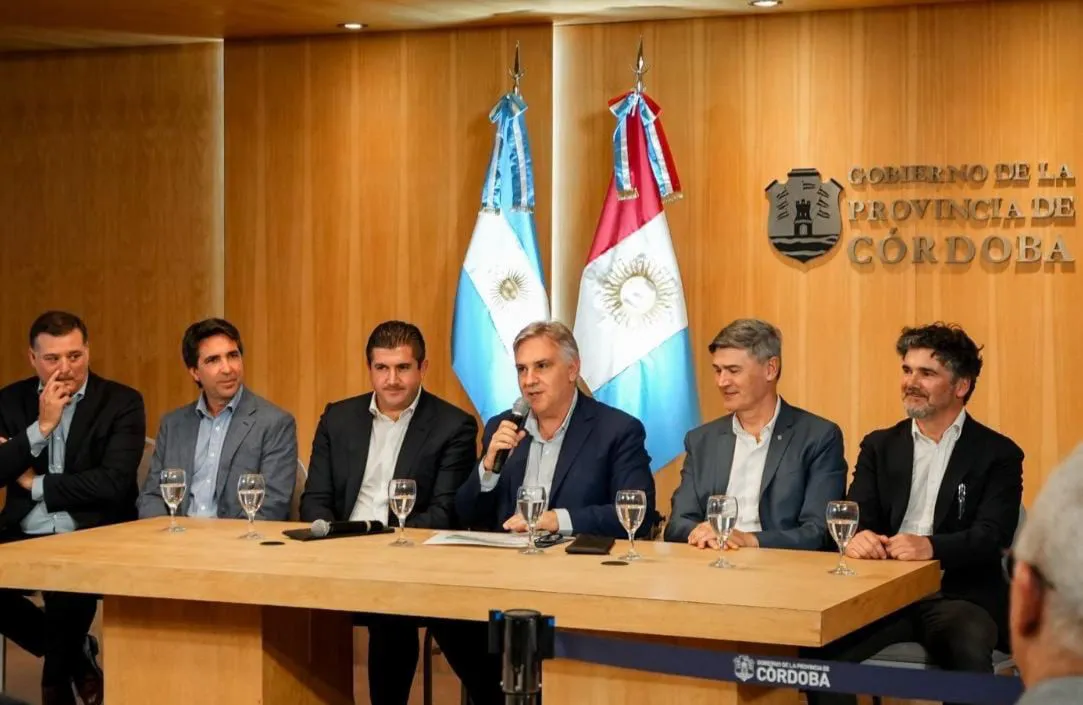 Llaryora anunció ampliación del Aeropuerto 02