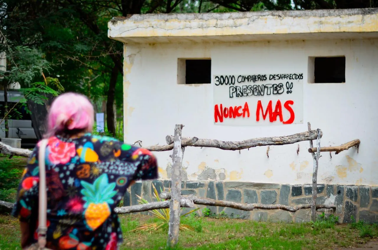 Visita de la Comisión Provincial de la Memoria al ex Grupo de Artillería 141 de La Quintana 01