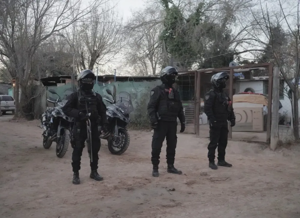 Allanamiento Villa La Lonja by Pra Policía