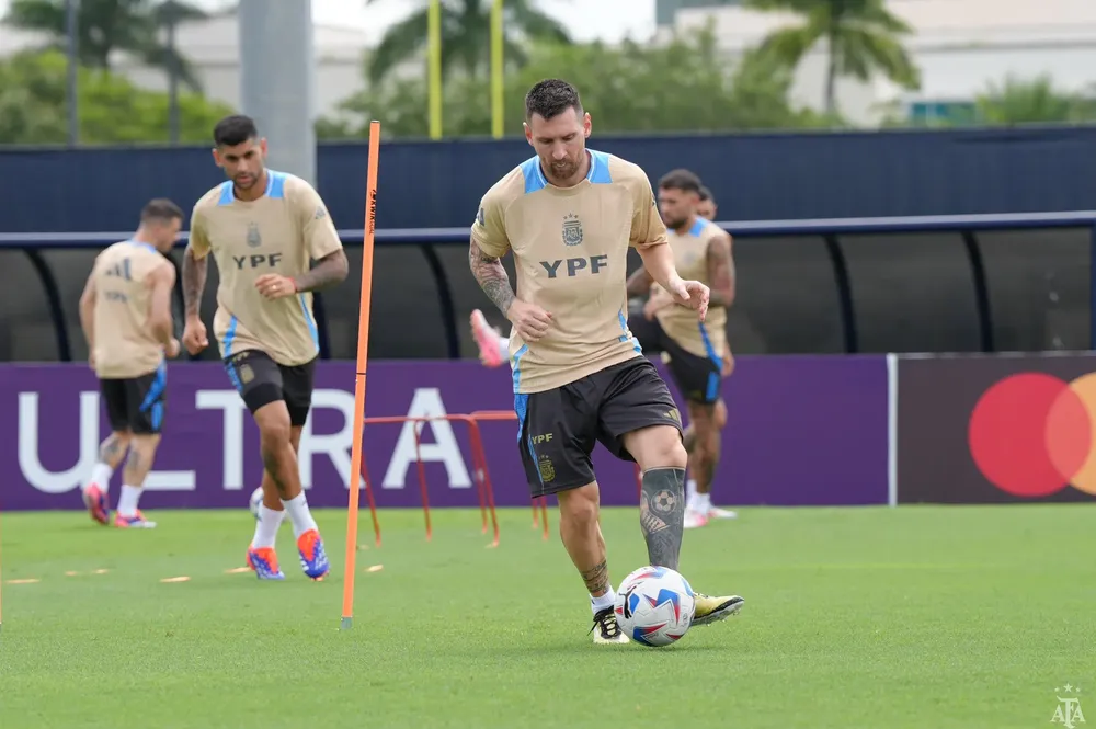 Lionel Messi entrenando con la Selección (X de Selección Argentina) 1