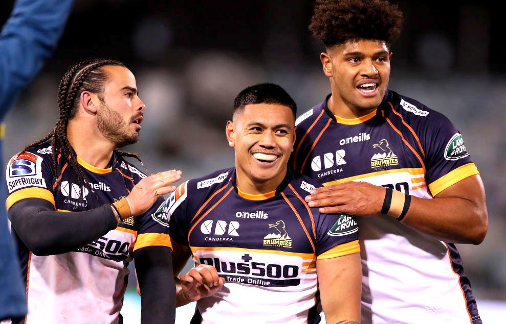 Andy Muirhead, Len Ikitau y Rob Valetini celebran el liderato de los Brumbies en el Super Rugby Australiano