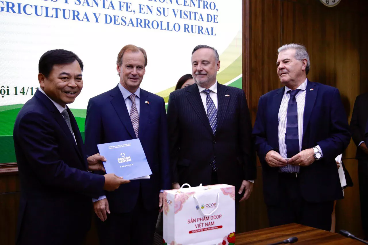 Reunión Región Centro en Vietnam (Foto Twitter Sergio Busso)