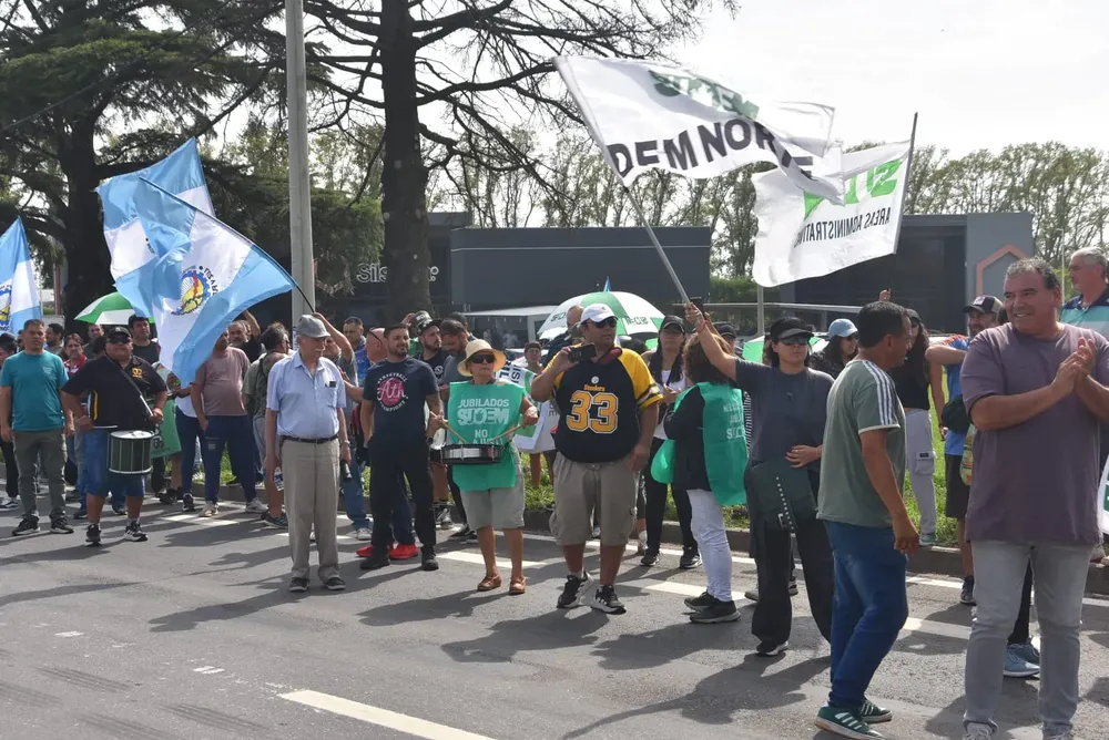 Sindicatos protestan en el acceso a Colonia Caroya (SUOEM) 03