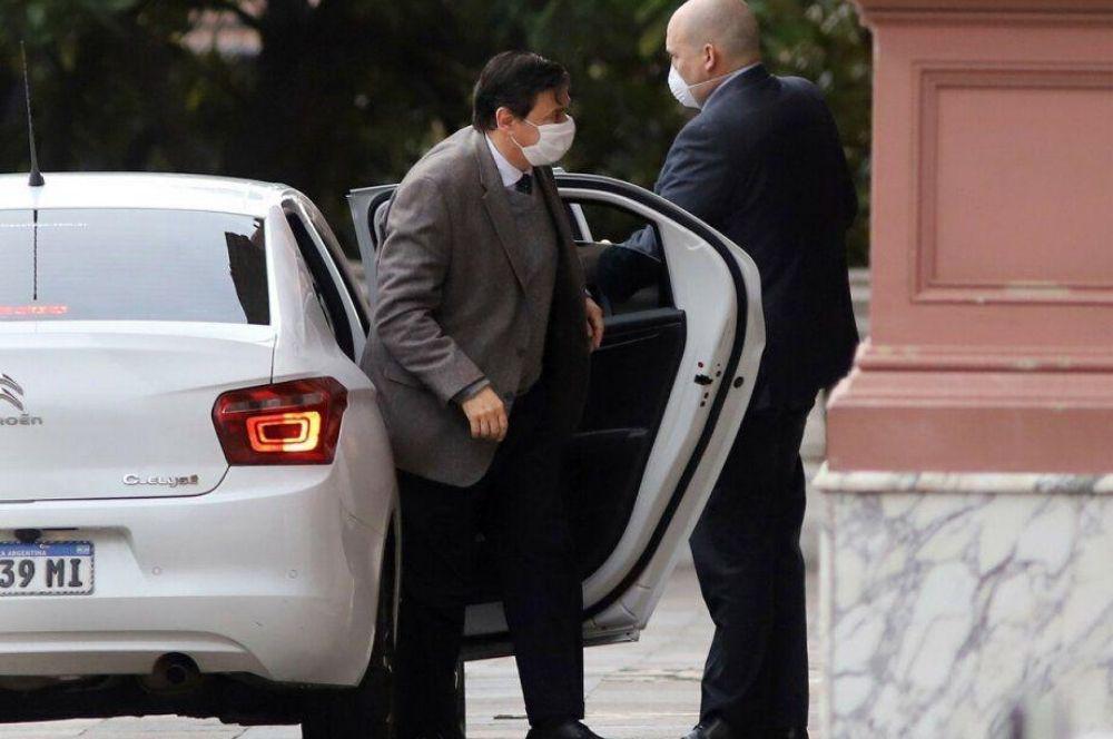 Claudio Moroni con barbijo bajando a la Rosada NA