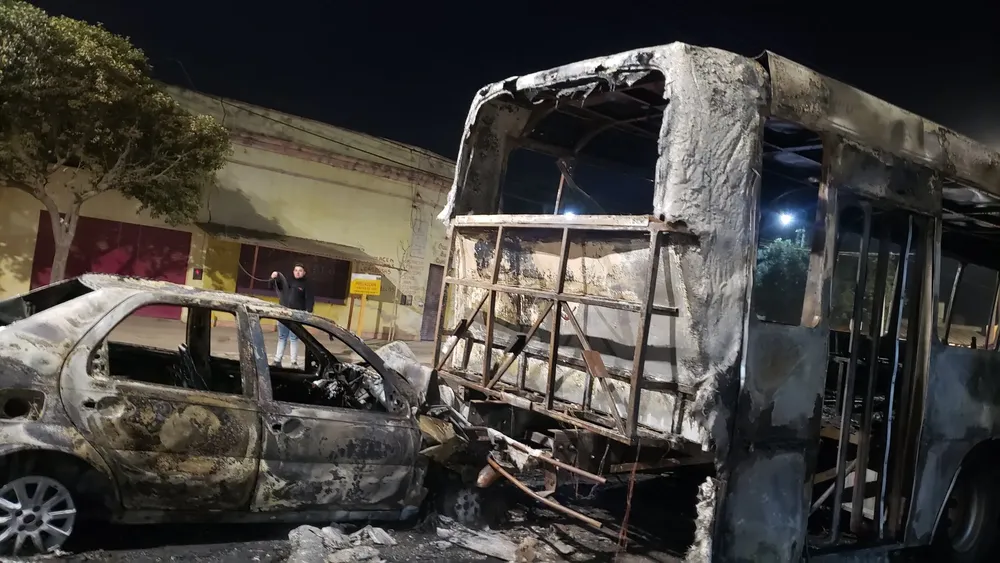 Se incendiaron un auto y un colectivo (Leonardo Guevara)