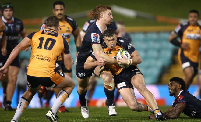 El centro Tevita Kuridrani de los Brumbies frenado por defensa de los Rebels en el Leichhardt Oval de Sidney