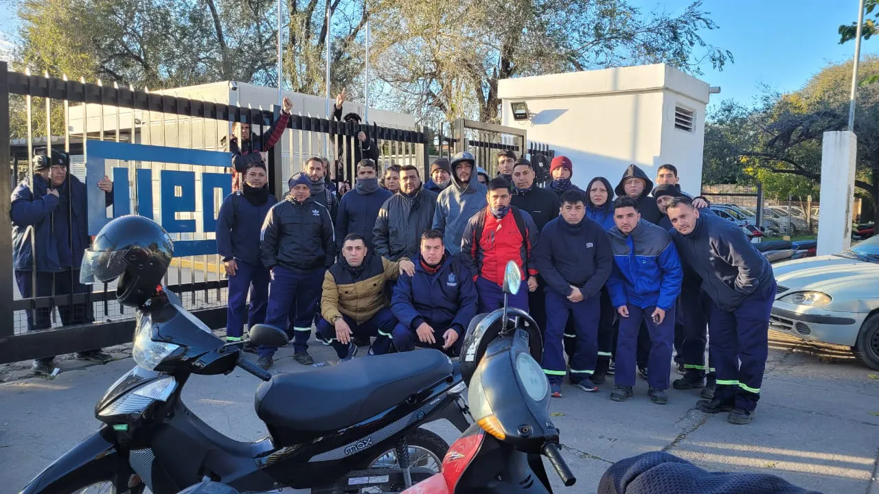 Despedidos de Weg se manifiestan en la puerta de la fábrica (UOM)