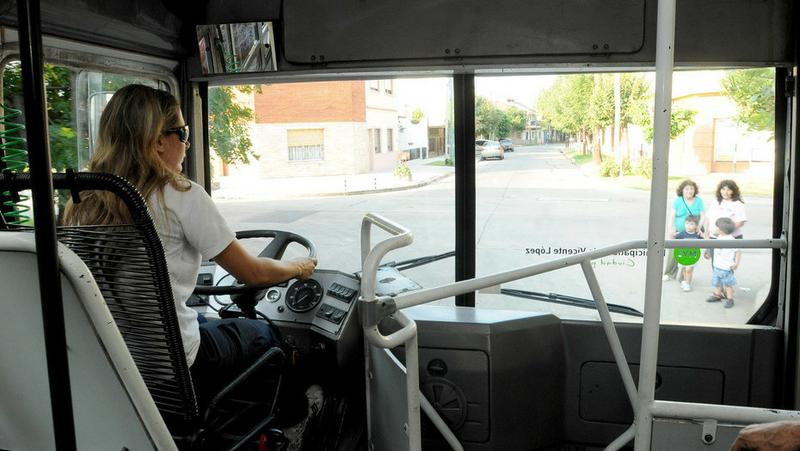 mujeren en el transporte