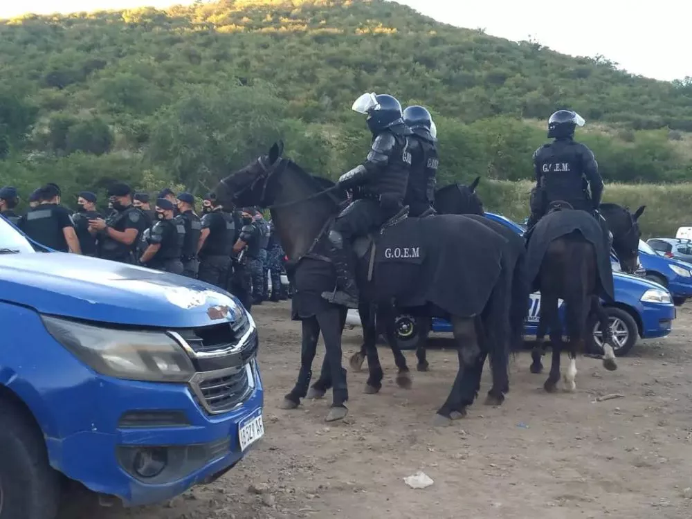 policías en el Acampe por el Monte by Fb Asamblea Paravachasca