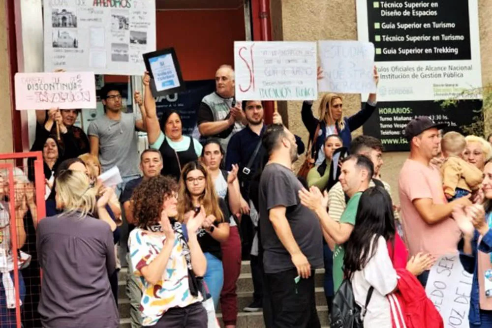 Abrazo solidario al ISAUI (Carlos Paz Vivo)