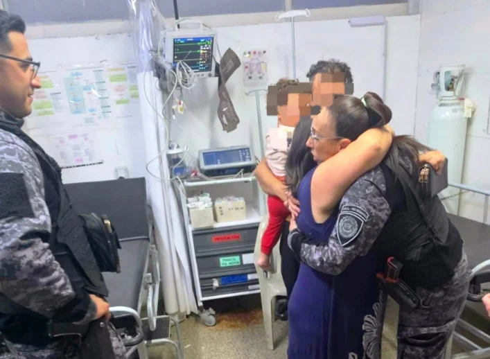niño río segundo policía