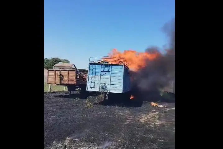 Incendio de camiones en barrio Ciudad Empresaria (captura)