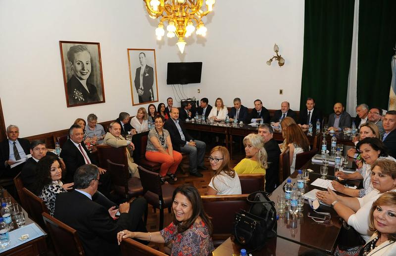 Senadores reunidos en el despacho de Pichetto