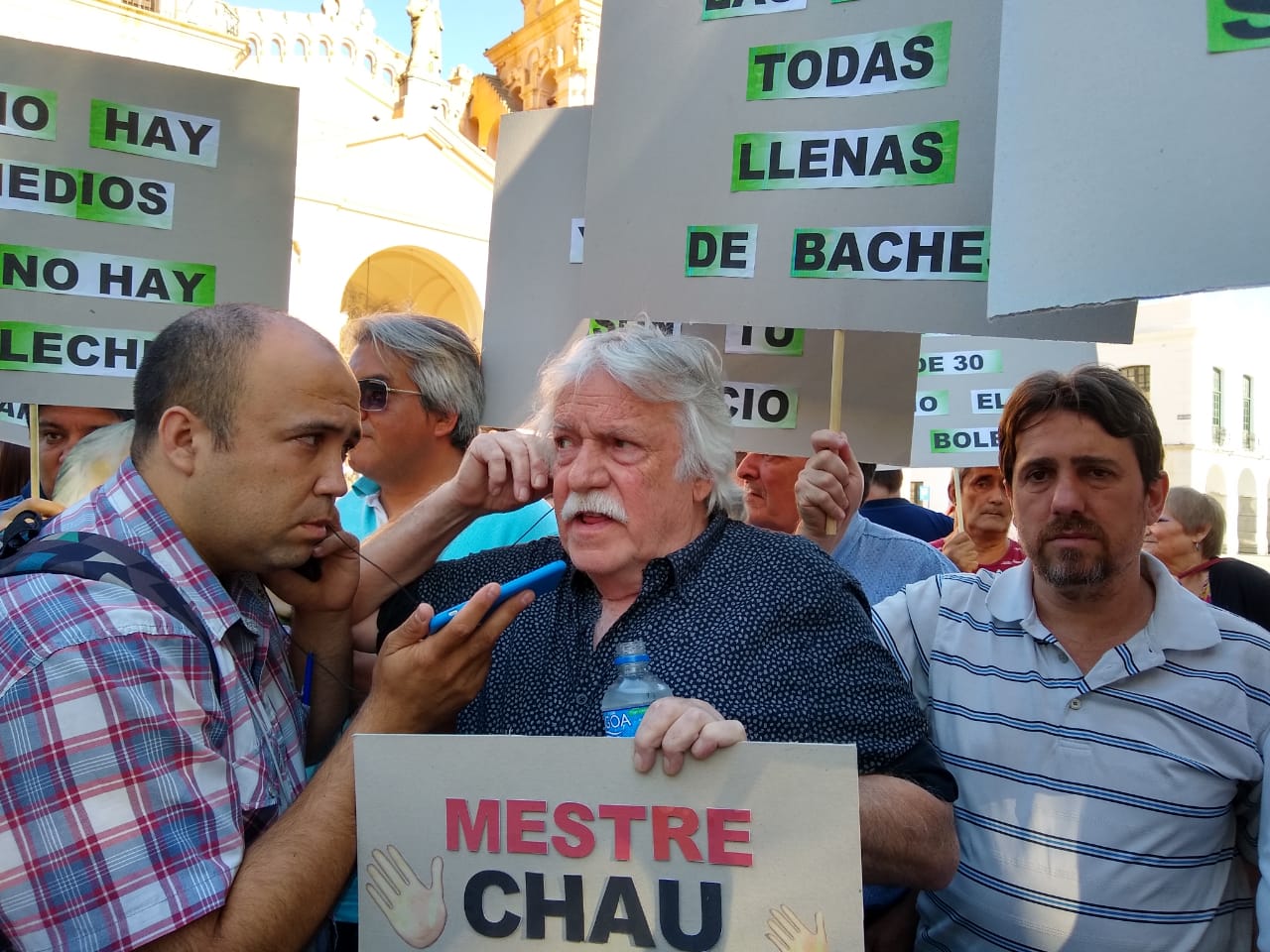 protesta de daniele en asunción de Llaryora LNM (1)