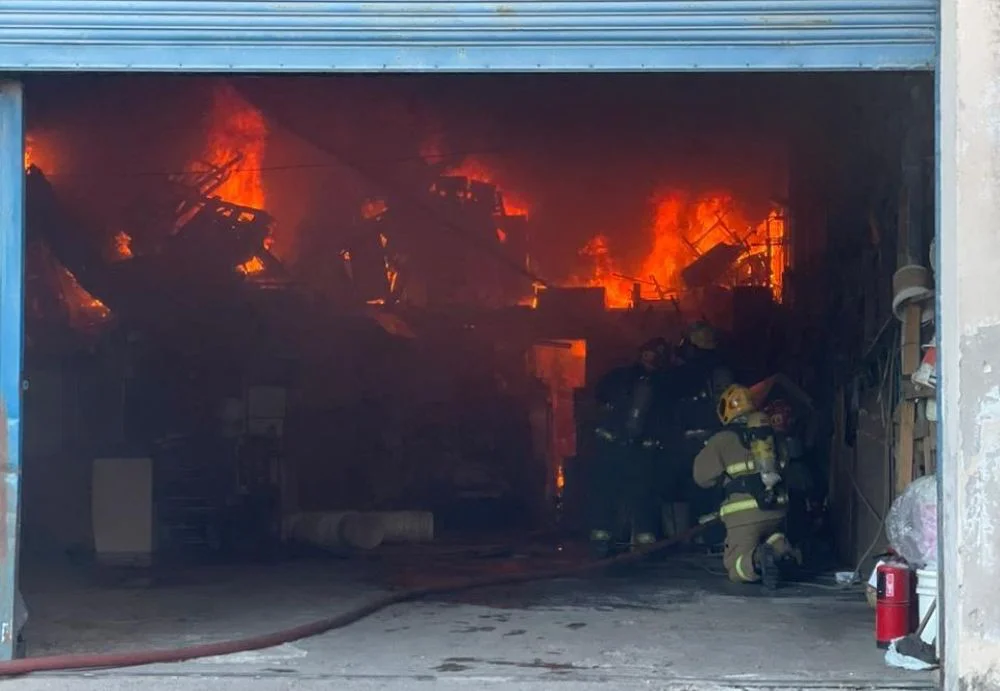 Un incendio destruyó gran parte de un galpón donde funcionaba un centro de reciclaje thumbnail