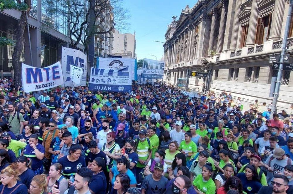 la Federación Argentina de Cartoneros, Carreros y Recicladores (Faccyr) se manifiestaba hoy frente Congreso nacional