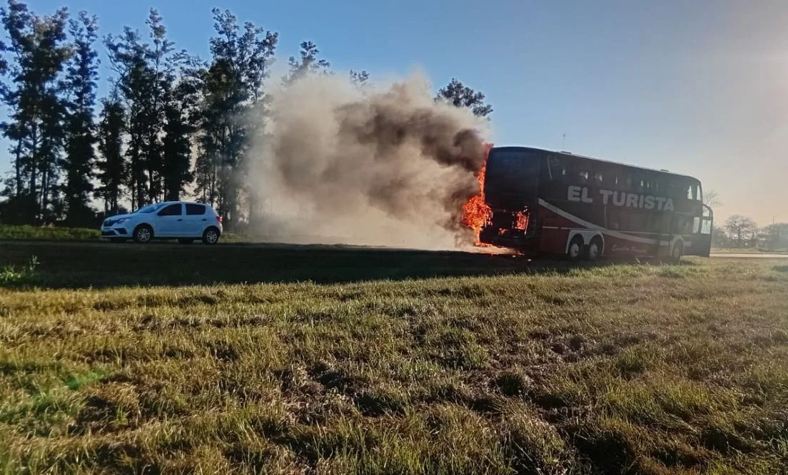 Colectivo incendiado by LNM