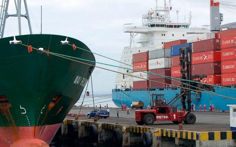 Barco cargas Puerto gentileza