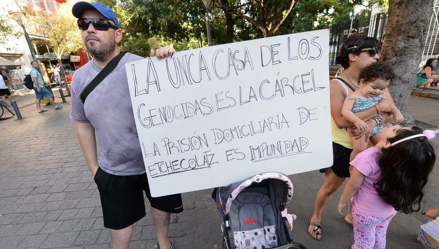 Repudio prisión domiciliaria a Etchecolatz