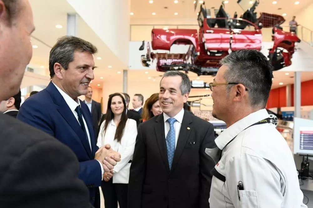 Massa con automotrices by Prensa