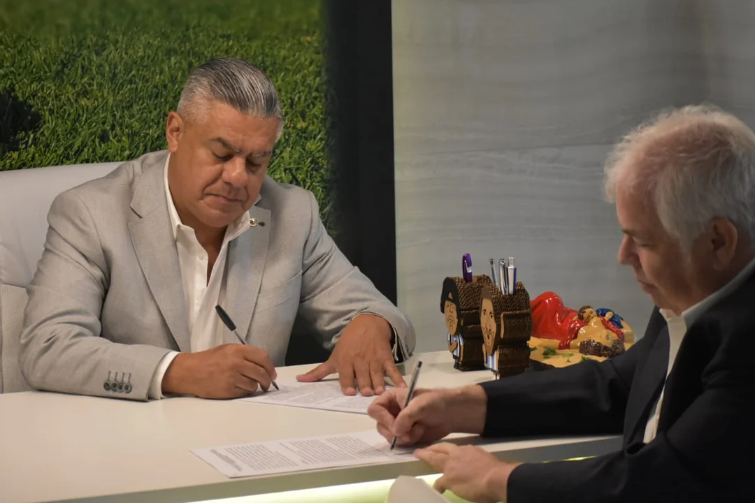 Chiqui tapia firma Walt Disney Company by gentileza