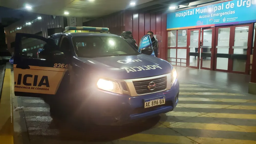 Policía en el Hospital de Urgencias (Foto X de Leo Guevara)